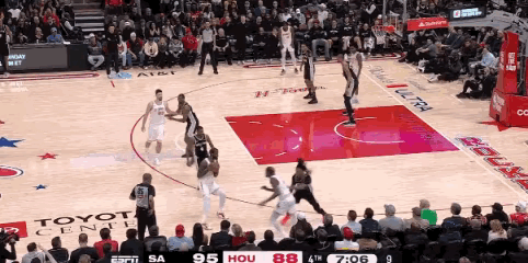 杜兰特被一个人恶狗式防守，然后被三个人包夹，真是让人生气！机会全在阿门这里，但阿