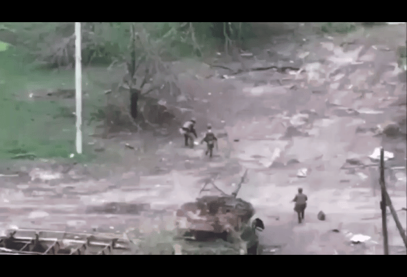 3名以军士兵在黎巴嫩南部疑似碰到了路边炸弹。结果在爆炸之后，一名19岁士兵被炸成