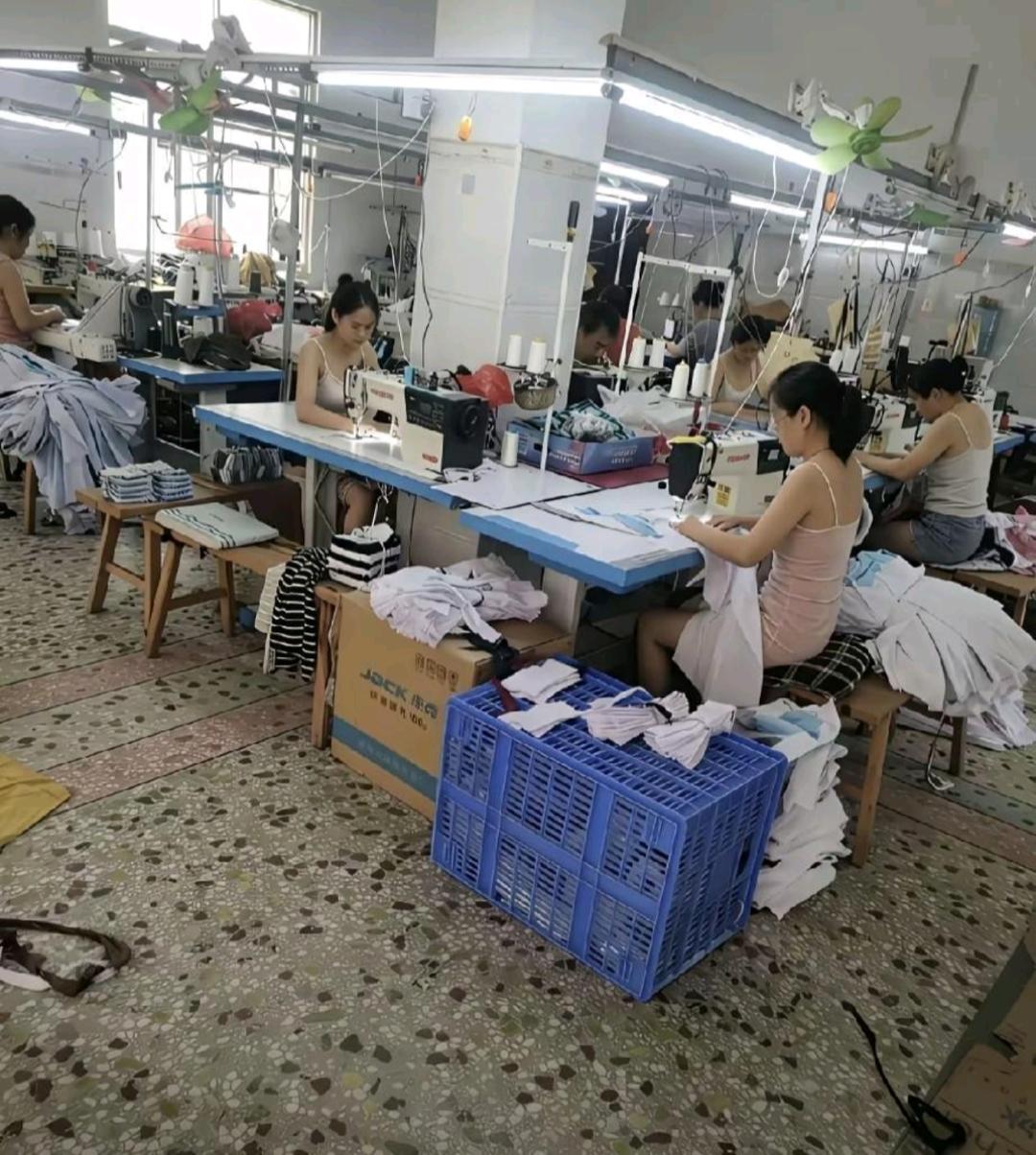 天气这么热，老板也不舍得在车间装上空调！员工无奈只能这么穿了！