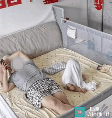 急人。宝宝拽呀拽，头上的毯子怎么也拽不下来。爸爸看手机正迷，扶腰回身匆匆瞥一眼