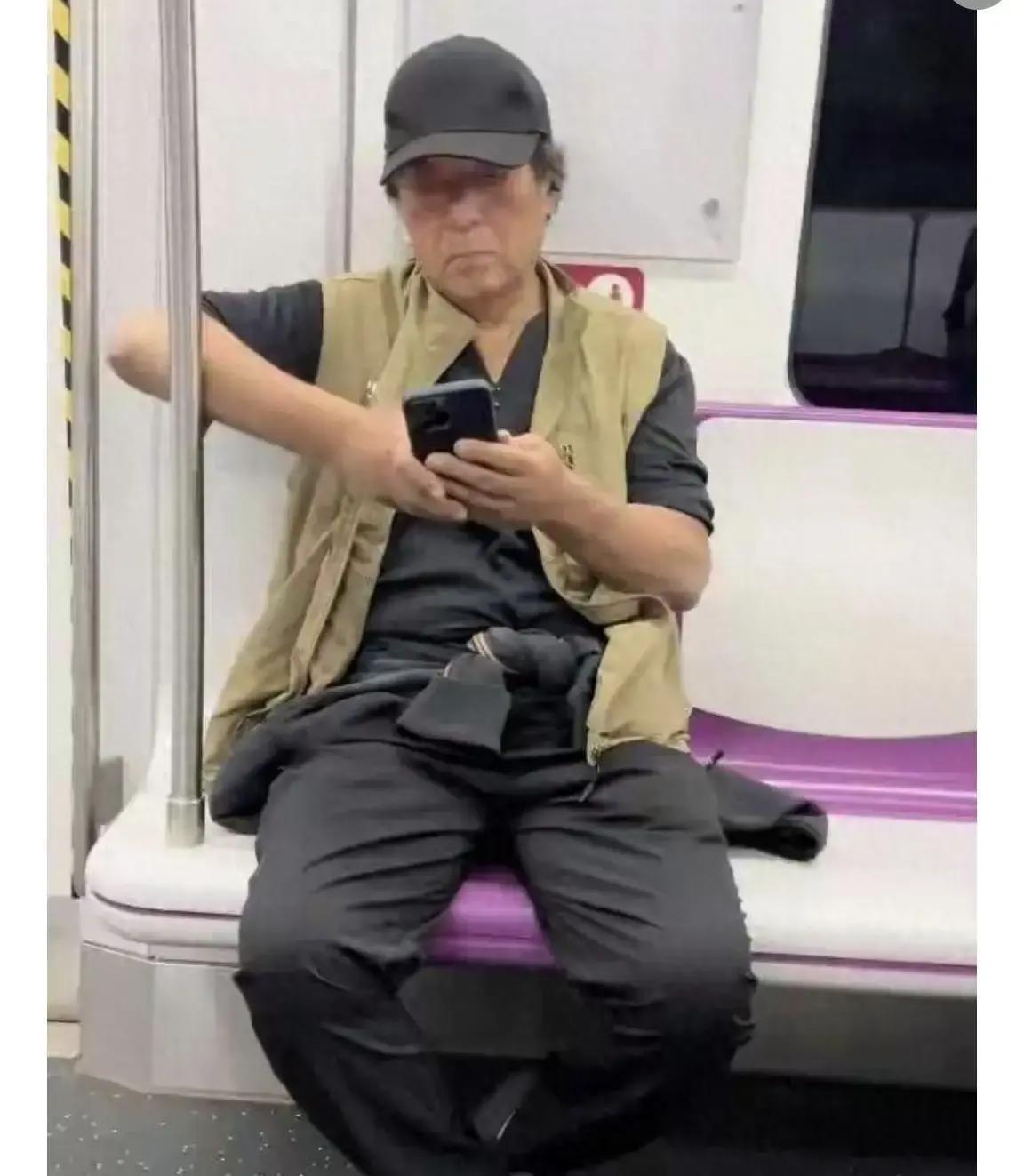 北京地铁里，75岁的牛群独自站着，满头白发，穿着普通旧衣，周围乘客擦肩而过，没人