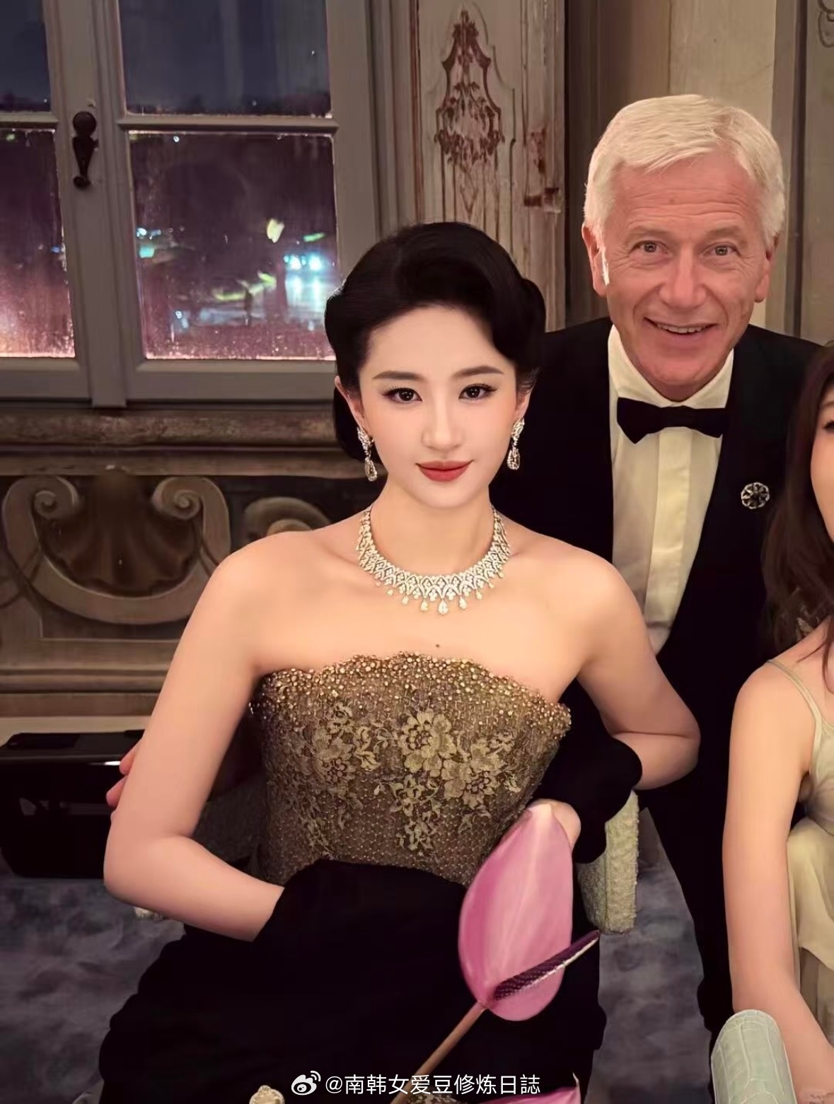 很标志的时代美人白秀珠长大后的样子