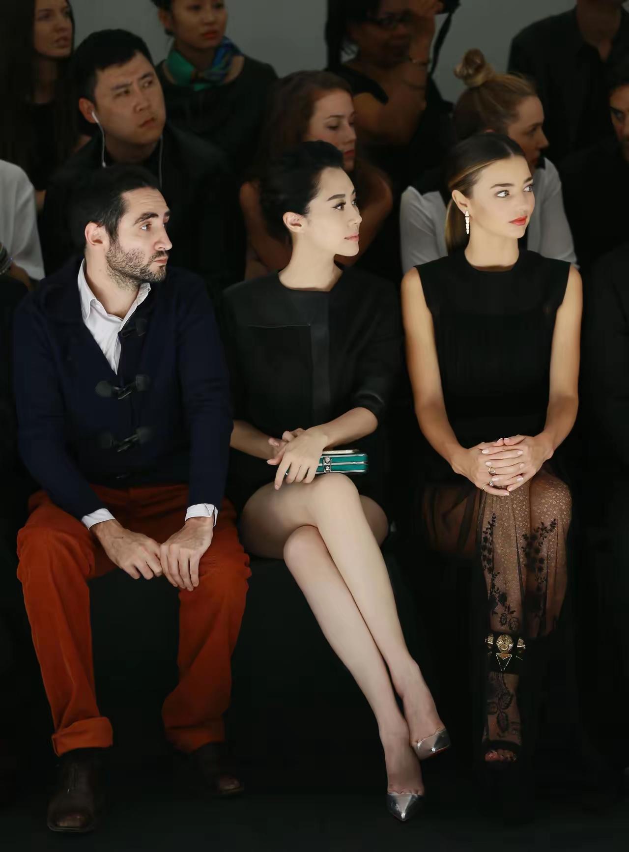 我只认识米兰达可儿，不认识旁边的女人是谁？