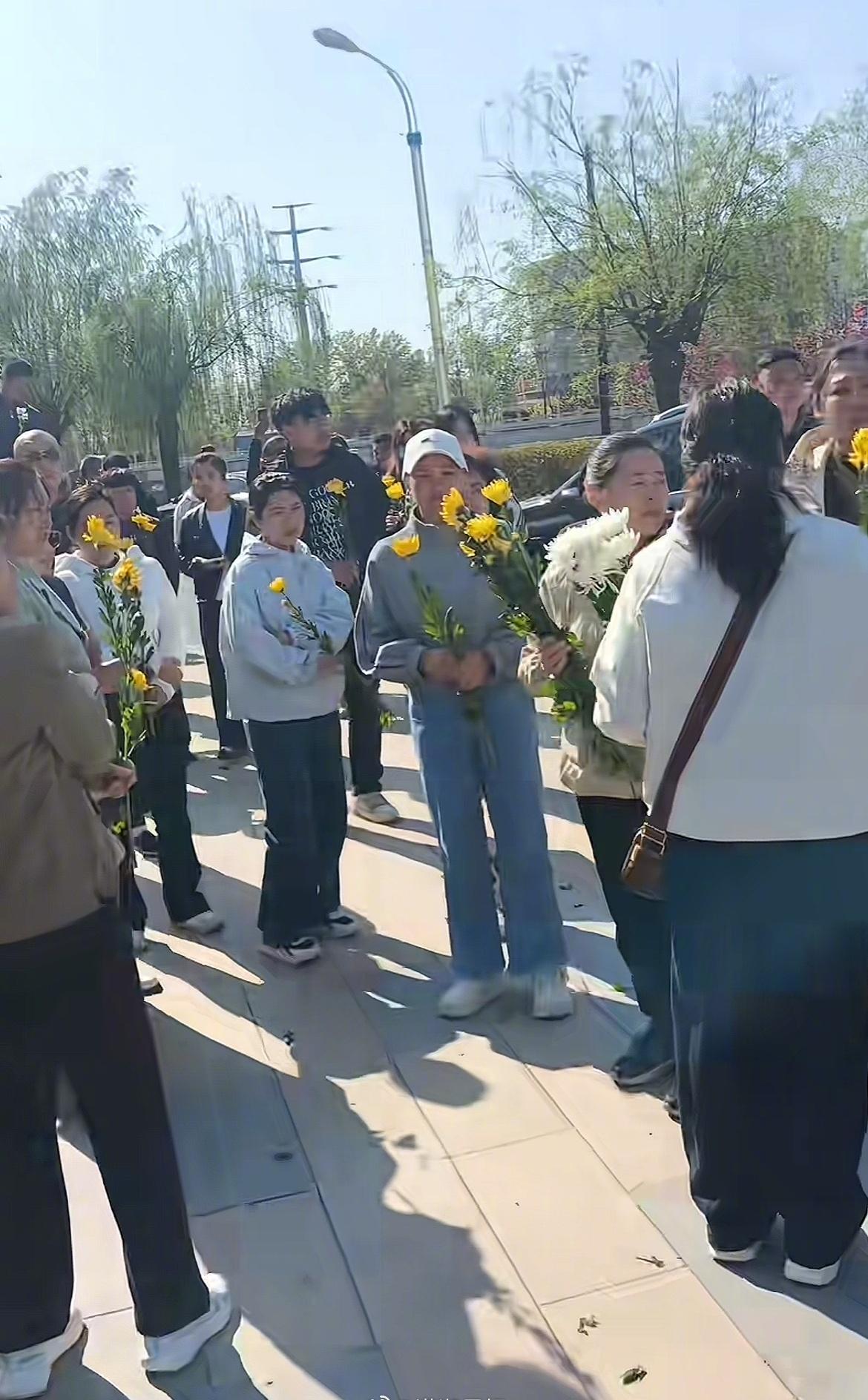 【河北三男子营救落水女子四人均遇难】多方回应三男子救落水女子四人遇难近日，河北石