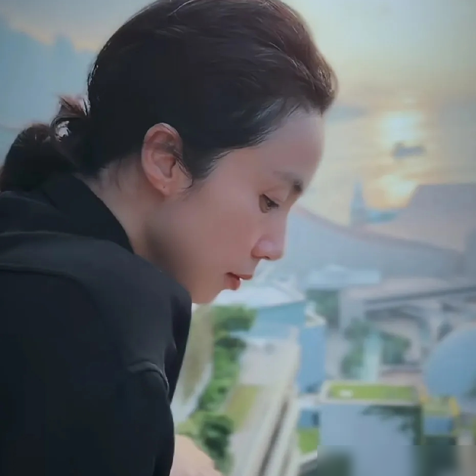 黄磊家那个藏了好几年的小儿子，正脸一露，全网都在盯他的眼皮。一家五口同框，俩闺女都是标准双眼皮，唯独