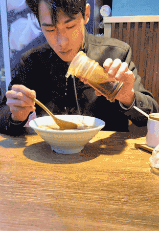 这把调料吃下去我敬佩你是个狠人