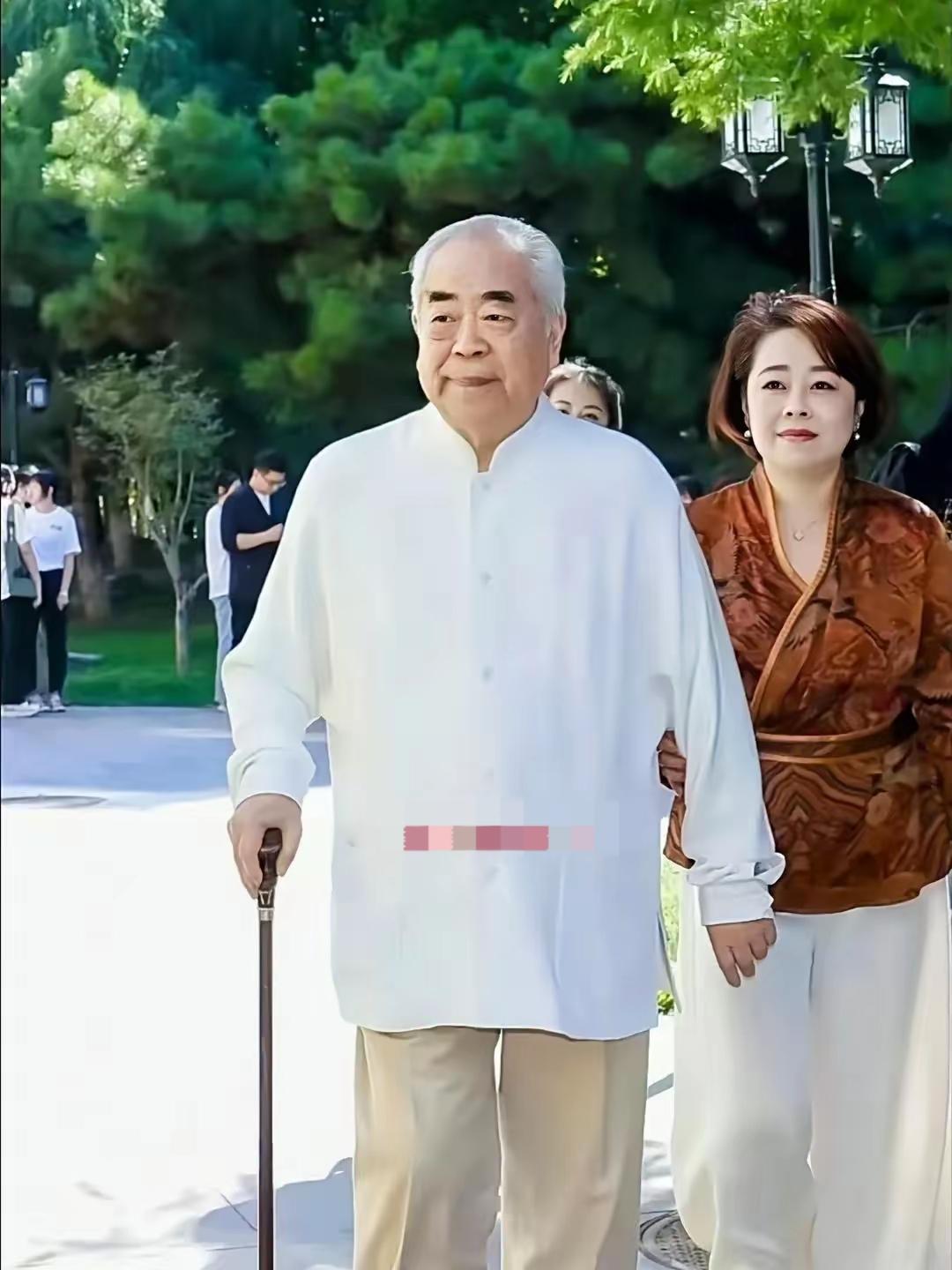 范曾女儿范晓蕙估计现在气的后槽牙都要咬碎了！她没想到，87岁的老父亲刚宣布和徐