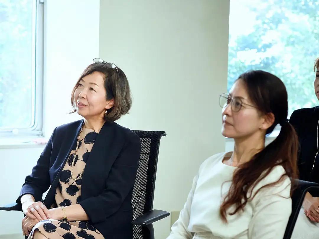 一些女教师拼了命要赶在55岁之前晋高级，只为晋了高级可以延退5年，多赚5年的高工