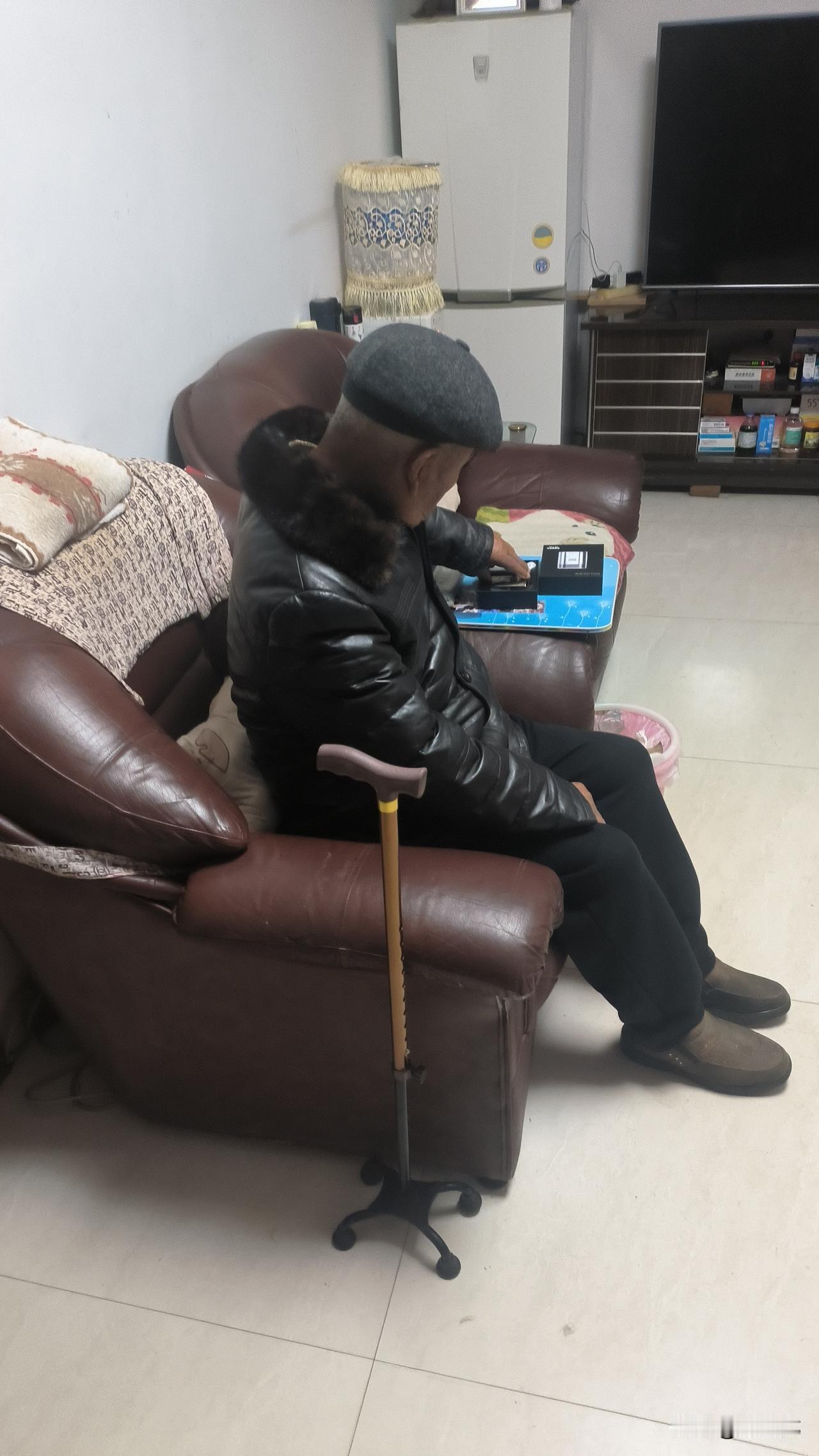 早上6:30，我睡不着趴在床上刷手机，听到楼下卧室有动静。老爸老妈就睡在楼下，