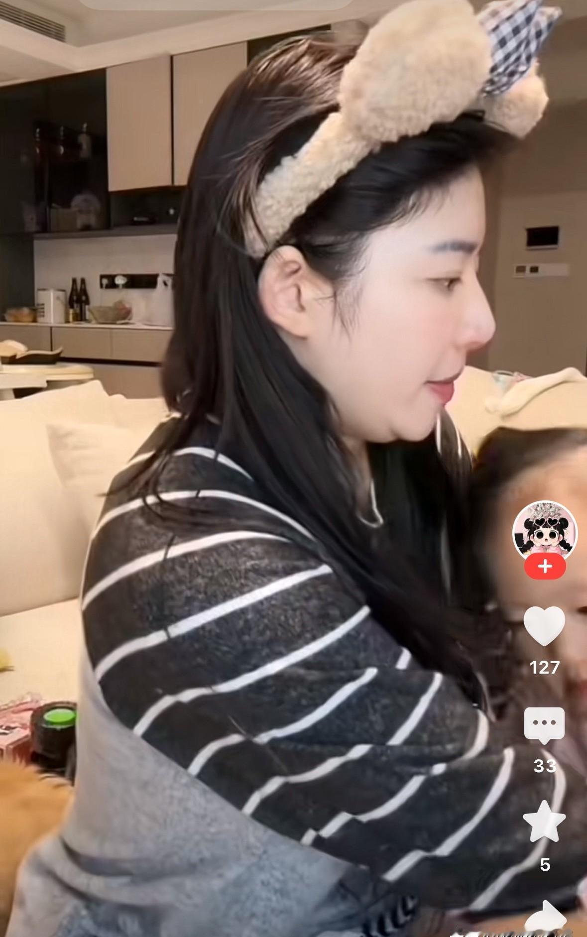 孩子在怀里哭闹，亲妈在旁边催她找王思聪要钱。黄一鸣的直播间，与其说是带货，不如