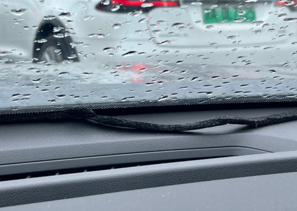 三代cs75plus前挡有海绵漏出来有没有人遇到过这个问题啊，今天才注意到，5