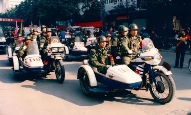 1999年，检察人员一脚踹开大门，一个古稀老头正在寡妇床上温存，只见他淡定提起裤