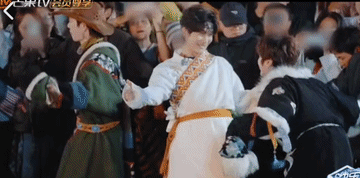 快乐老友记先导片，兄弟们的房子太漂亮啦，推开窗就能看到雪山，房子上有飞翔的小鸟，