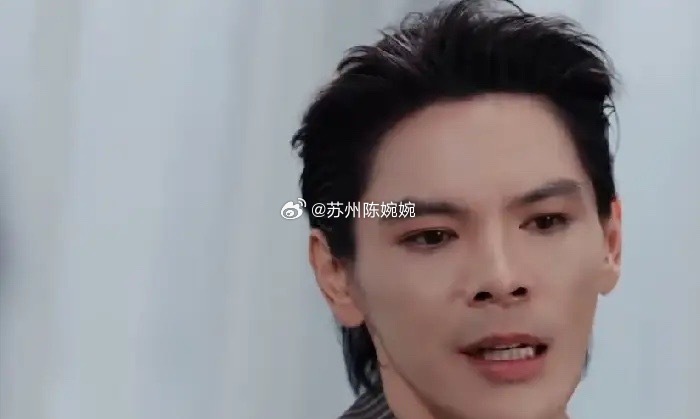 向佐自嘲：“我是三个二代，富二代、星二代。”易立竞问他：“还有一个呢？”他说：“