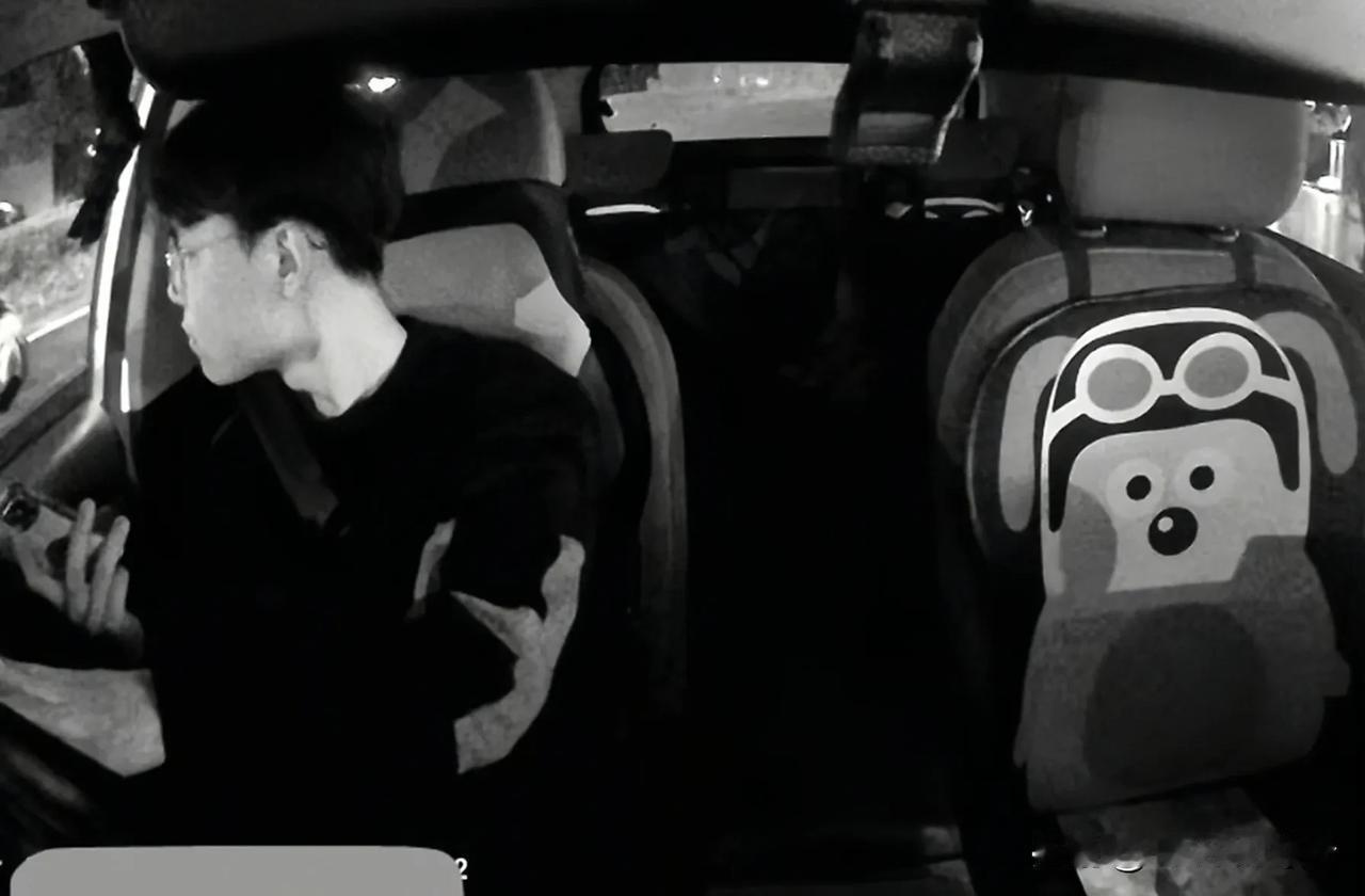 浙江，一名男子不小心把手机遗落在了网约车上，在用朋友的手机联系到司机后，男子和司