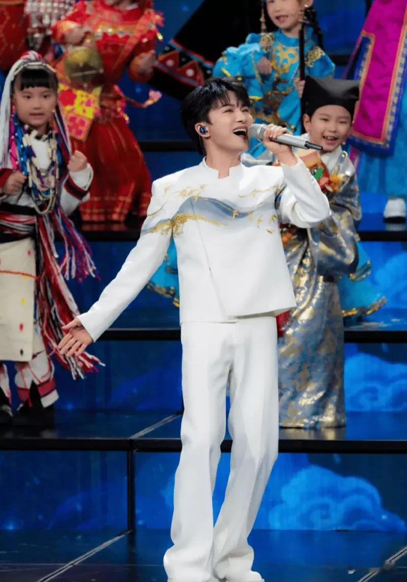 春晚那身明制汉服，我真的看细节看入迷了！我当时看《吉量》那个节目，周深的歌