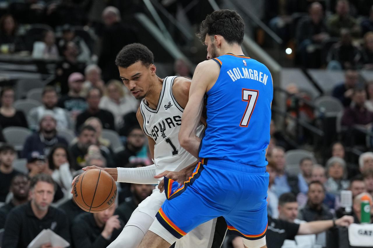 不得不服了，雷霆为啥总是打不过马刺，总结下来有3个原因：1、雷霆队年龄，运动