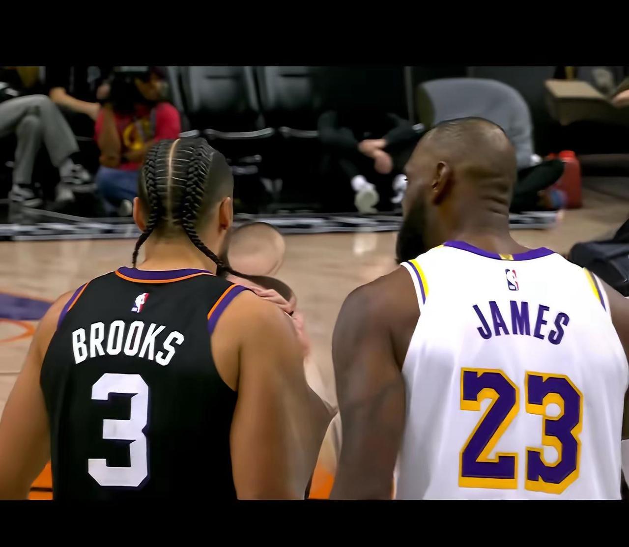 勒布朗·詹姆斯在输球后，推门走进空无一人的球馆。他抓起篮球，在凌晨三点的寂静里