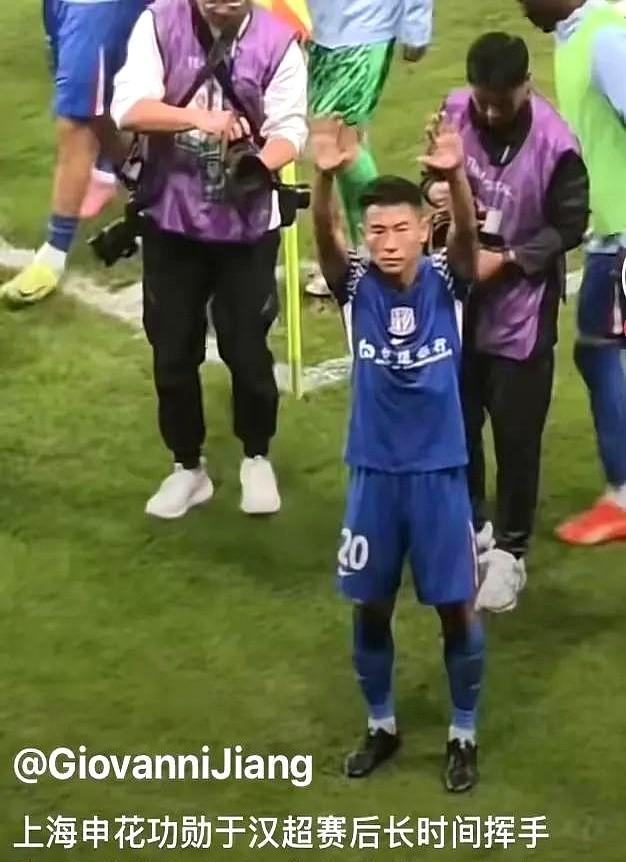 38岁的于汉超，没退役，先当起了教练。申花U21训练场，他一边喊跑位，一边自己