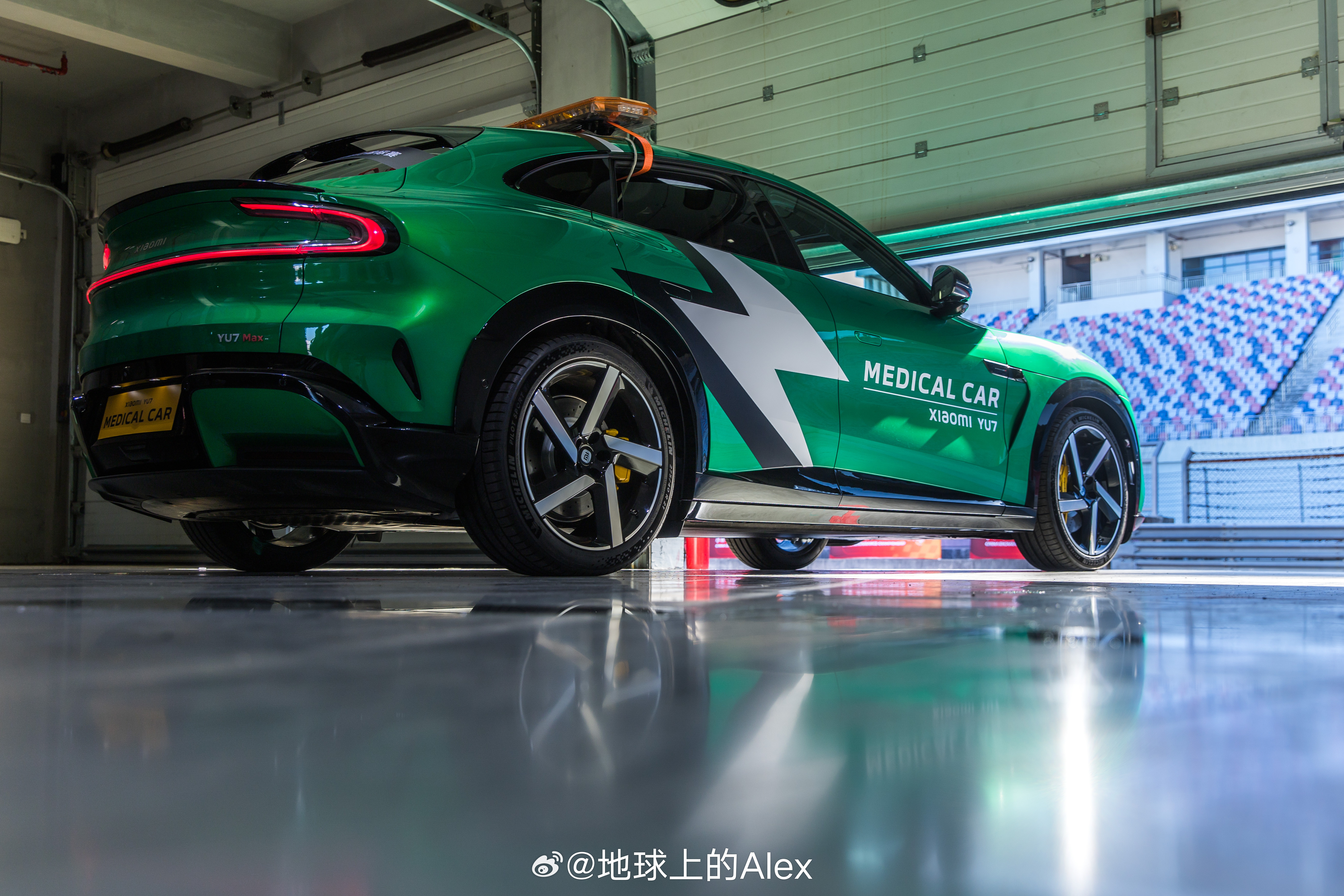 ⼩⽶SU7Ultra和YU7双持车主狂喜没想到之前⾃⼰拍的同框，现在就官⽅赛事
