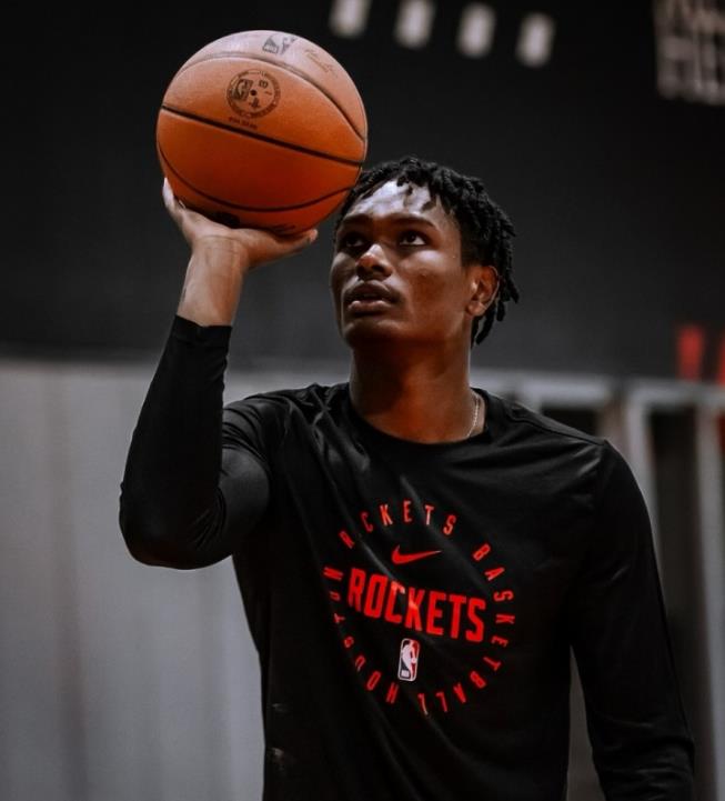 火箭队的阿门·汤普森在今天战胜独行侠队的比赛里，41分钟15投7中，罚球9中7，