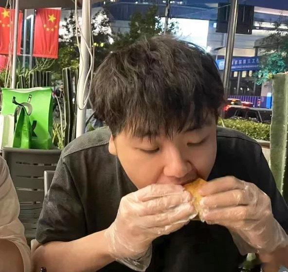 翔哥：在我打dota之前，我大学都没有缺过课，我之前在美服打dota都是下课了放