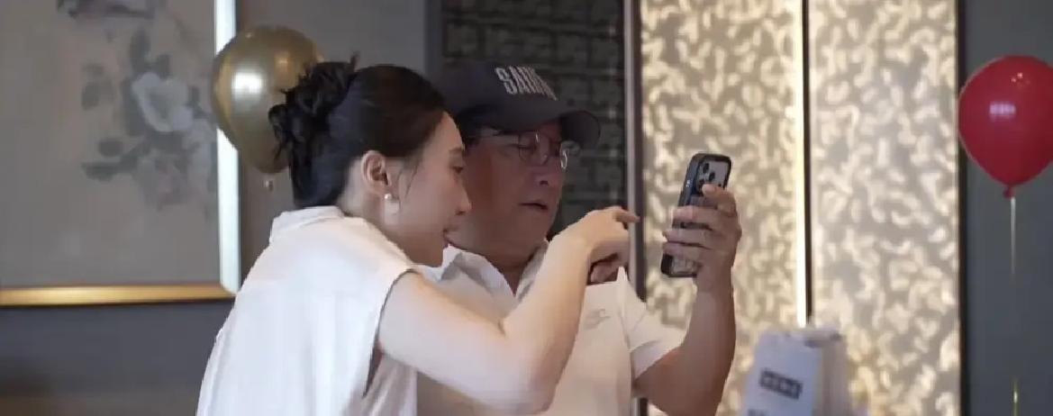泉州一家馆子里，一张圆桌旁围坐着几个人正在给刚满周岁的小丫头切蛋糕仔细瞧瞧席