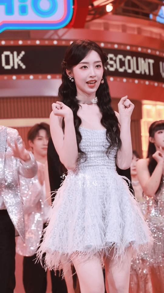 邓恩熙在好六夜舞台扭的这一下，简直太惊艳全场了！她随着音乐节奏扭动身体，每一个动