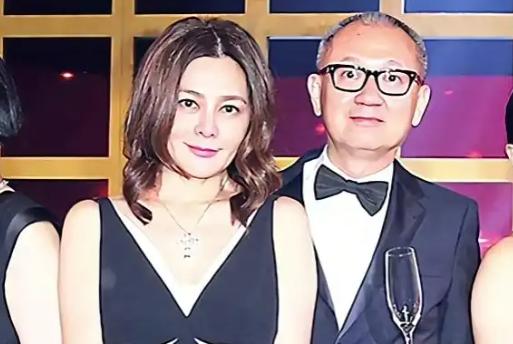 2014年关之琳顺了心愿，和陈泰铭成了婚，那年关之琳都52岁了，可厚实的头发、细