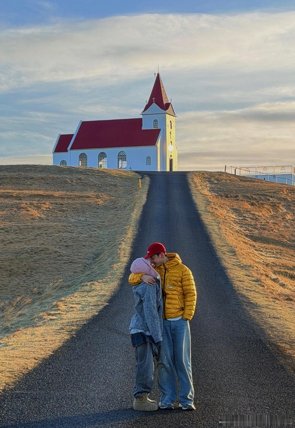 李嘉格男友身材真的没话说，常年健身颜值又高。小男友才27岁，俩人站在一起很养眼啊