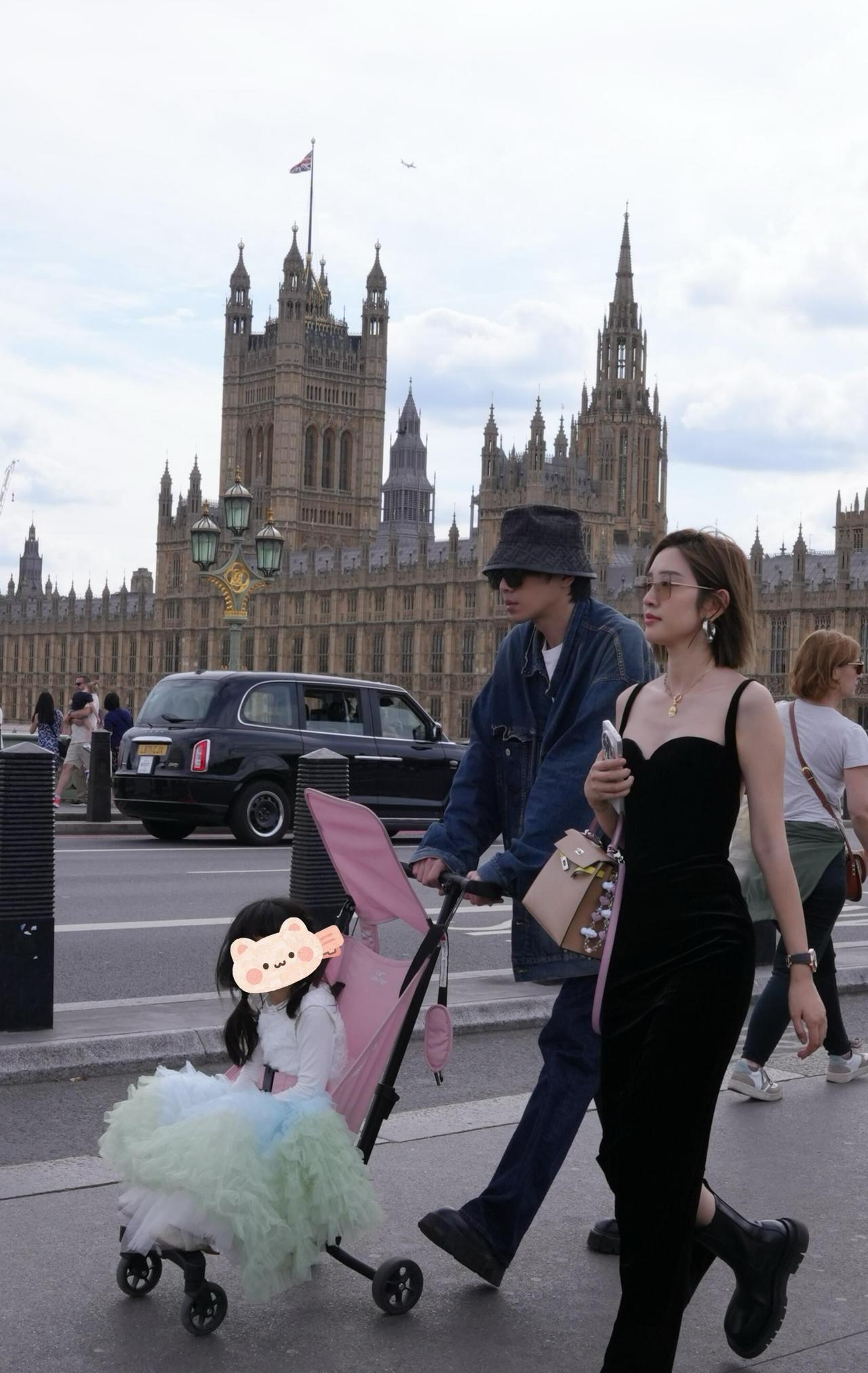 又发现了娱乐圈一个很有意思的现象。近日，张若昀和唐艺昕带着女儿在伦敦游玩被拍，