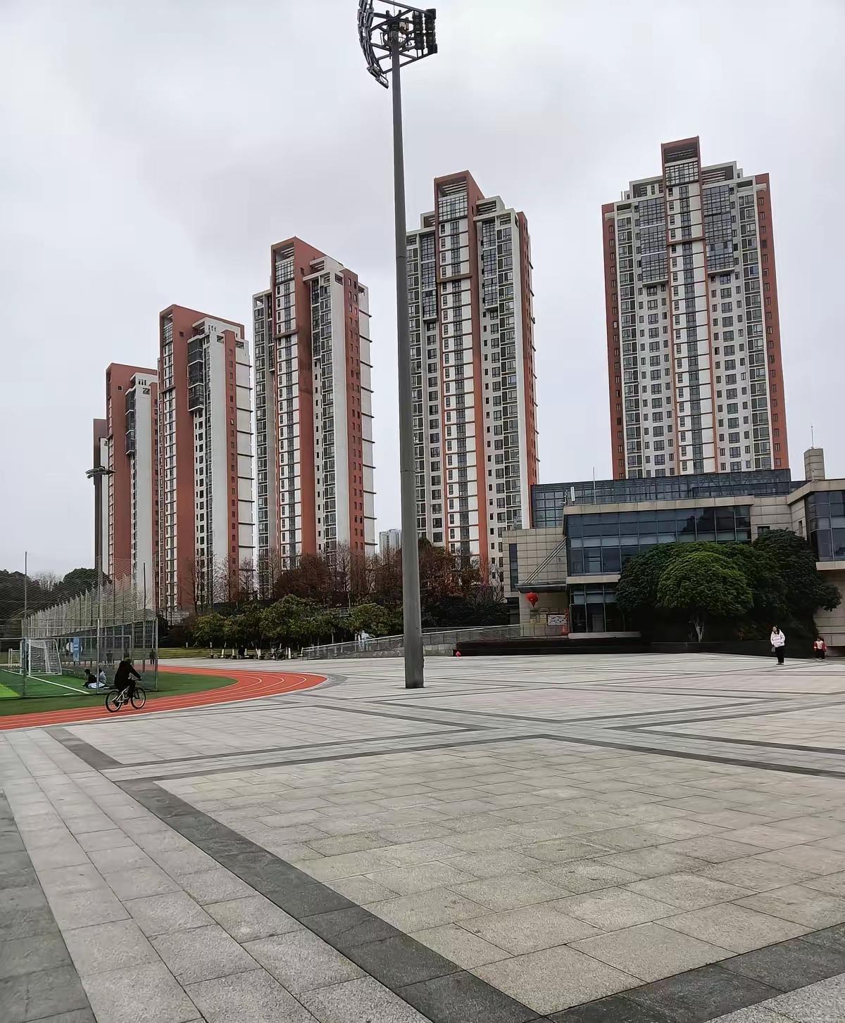78岁刘大爷把黄浦区两套房全过户给随父姓的大孙子，2800万资产和小孙子彻底没关