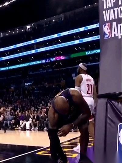 “没杜兰特，火箭赢！”——这话还热乎着，G1火箭输了。“杜兰特带伤，火箭才输！