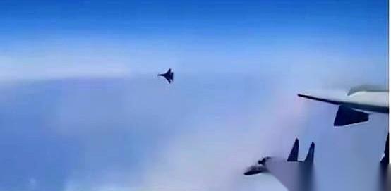 “侧卫”贴身亮剑！美军飞行员南海遭遇最强心理压迫