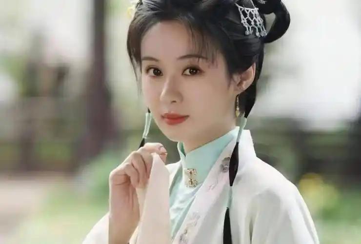 只要演技在线，就没有影视寒冬一说。 最近爆款古装剧《兰香如故》开播，弹幕里出