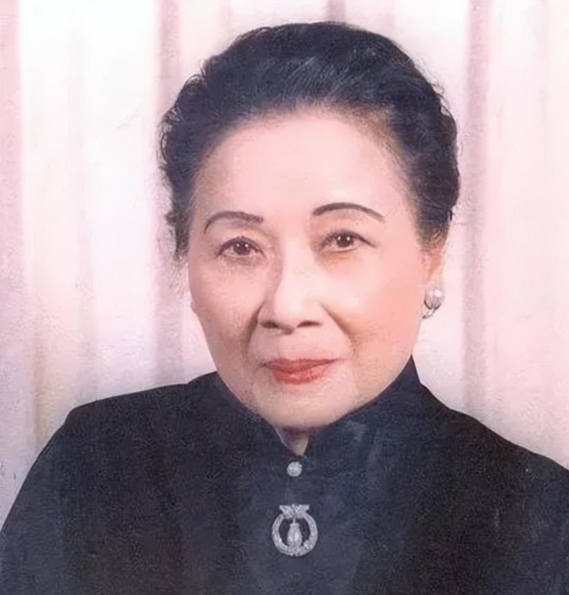 1996年，李登辉上台后撤掉蒋氏父子的陵墓守卫，并且让人大肆破坏蒋介石的雕像，宋