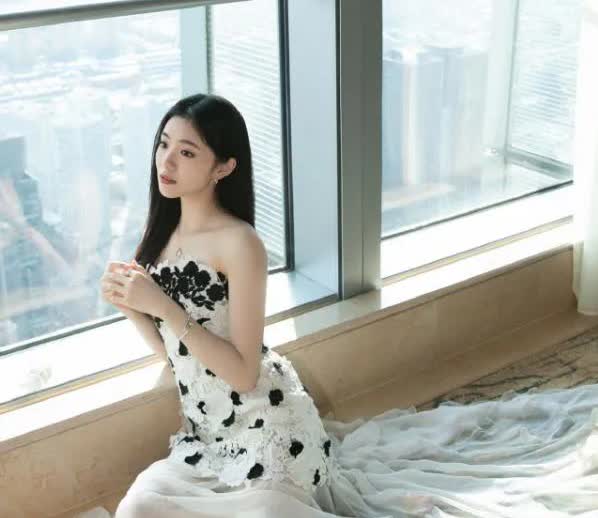 刘浩存的玉足太美了，这谁顶得住啊？