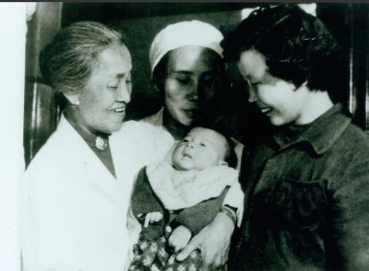 1964年，1名重症孕妇，马上要被摘除子宫。婆婆泪流满面：“我家要绝后了！”医生