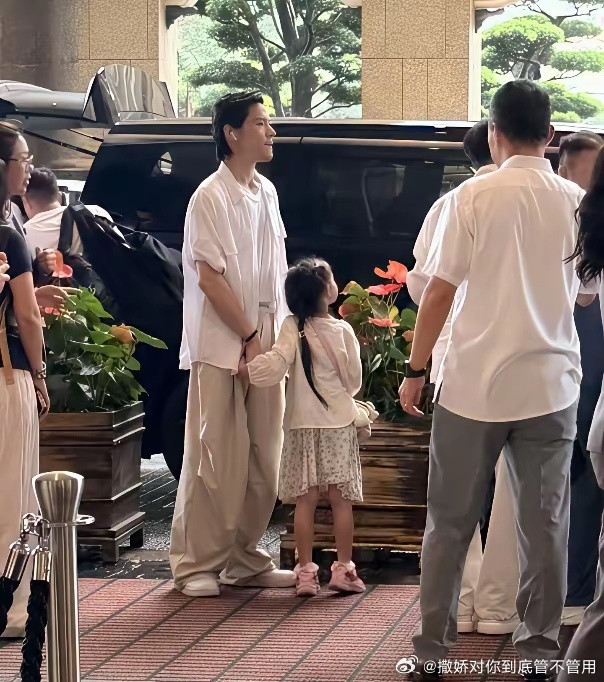 向佐带全家到珠海玩，她女儿很黏他，父女俩手牵手，感情超好！