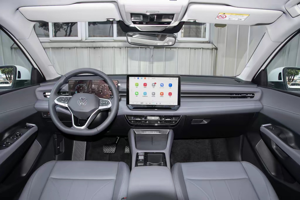 大家好，我是你们的车友，今天来跟大伙好好聊聊最近热度挺高的大众朗逸Pro。身边有