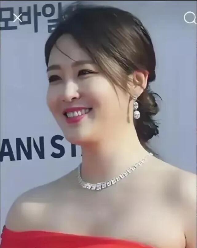 这是我见过最有韵味的一位美女，身材虽然比较胖，但属于微胖的美，整个侧颜美得无可挑