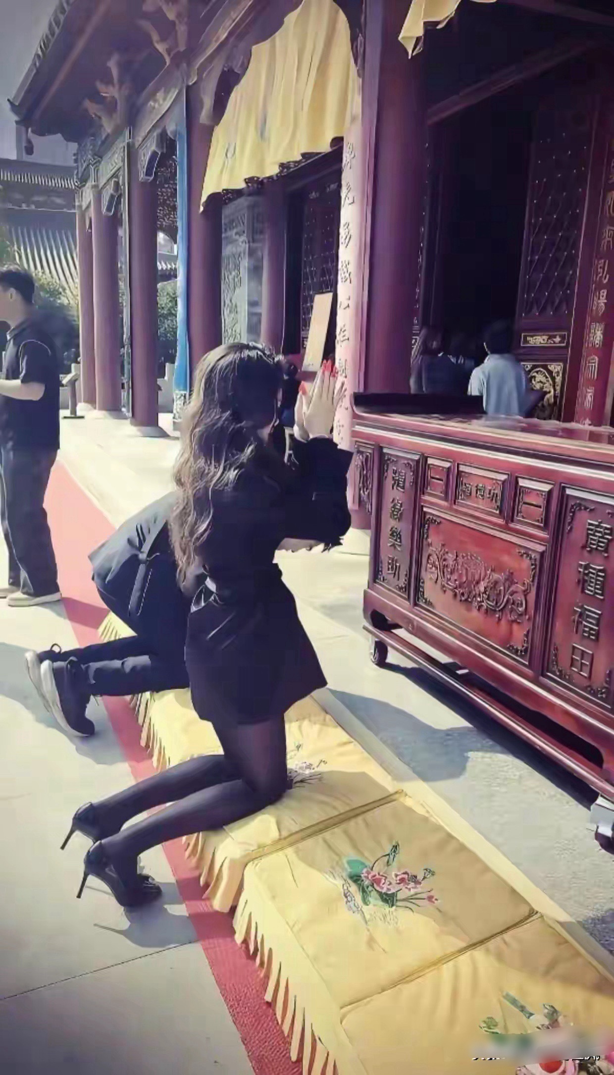这样去拜佛，有点亵渎神灵的感觉