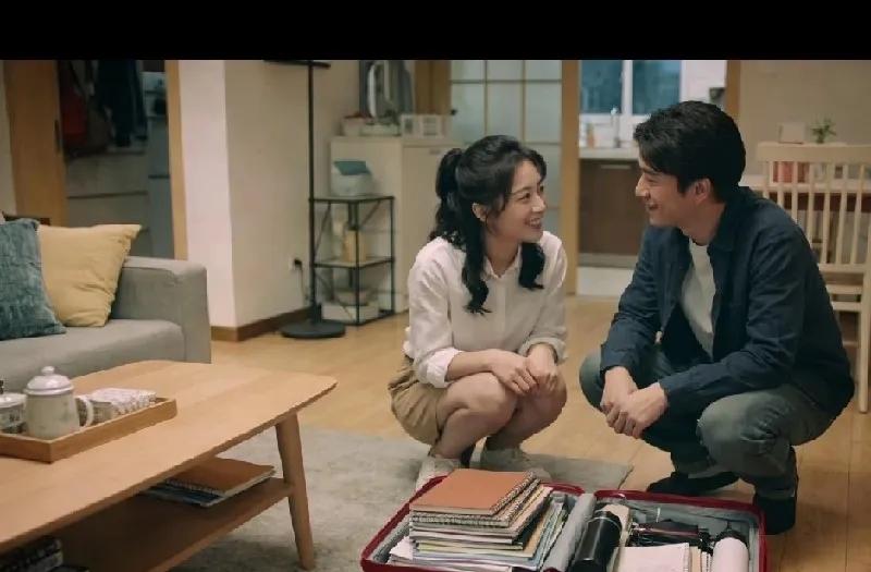 合租三年的女室友，突然要回老家相亲，我开玩笑说：干脆嫁我算了，谁知，她从床底拖出