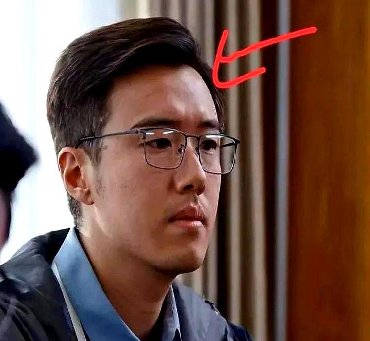 他被拒绝了99次。不是一年，是八年。胡歌拍压抑戏份快崩溃时，他总歪着头吐出一