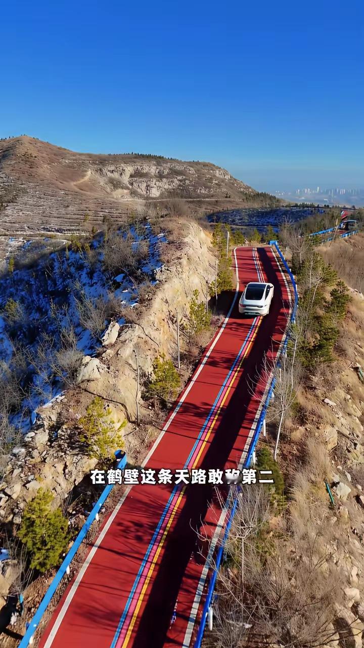 在网上刷到有人在鹤壁自驾游，旅途中竟然发现一条绝美的红色的天路。太美了。作为一个