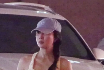 殷桃及其男友饭后归家，呈现老夫老妻般自在
