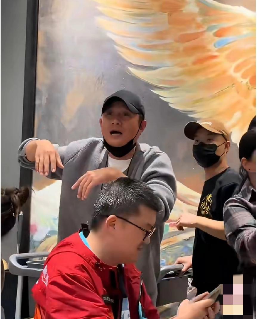 演员文章在上海开了个面馆，排队人群络绎不绝，还有不少是去直播的。文章也是大方表示