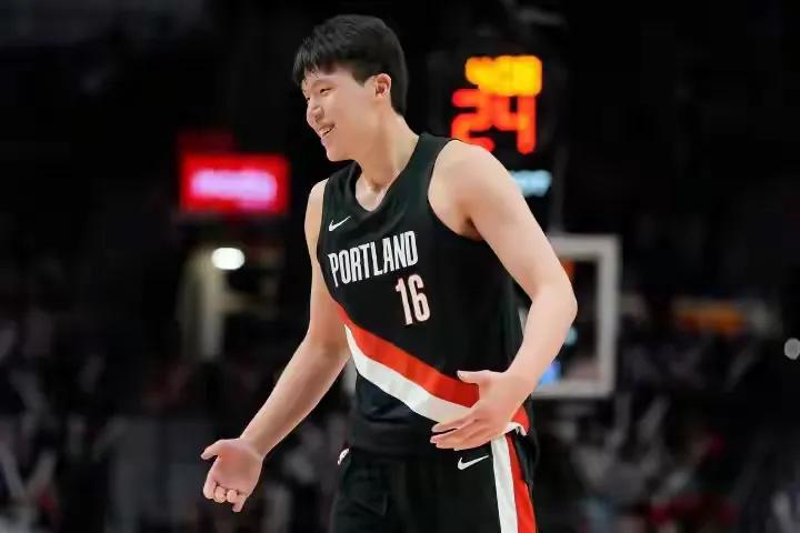 中国球迷乐坏了！恭喜“母队”晋级季后赛在刚刚结来的一场附加赛关键对决中，开拓者