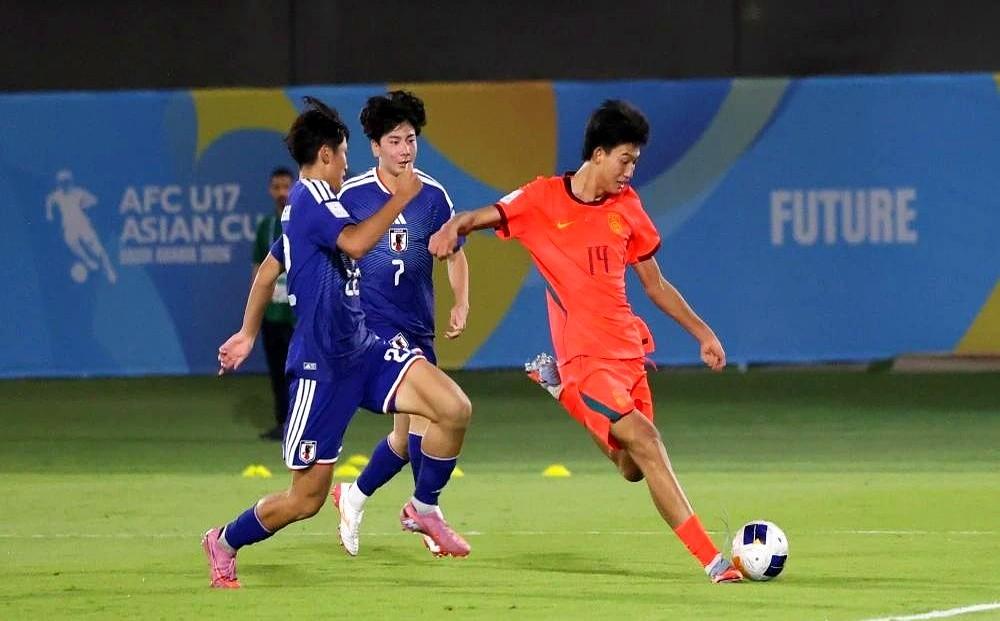 看着日本籍主教练浮嶋敏一脸凝重，我心里咯噔一下。U17国少队在沙特吉达又输了