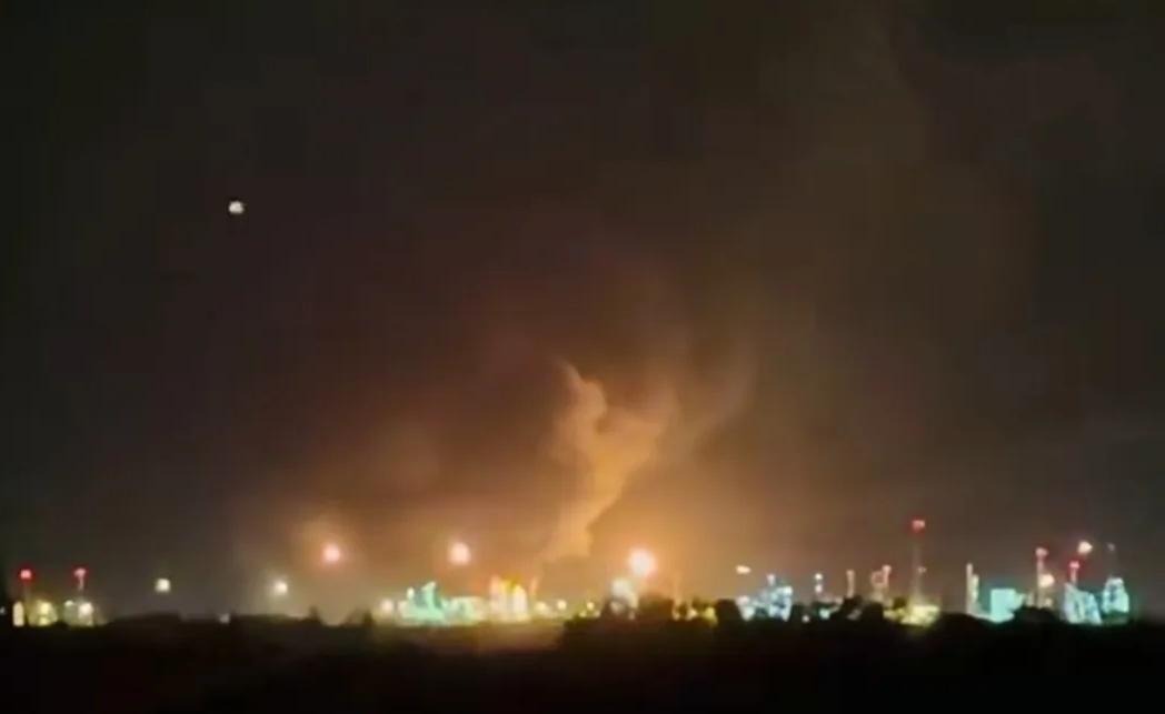 【非常蹊跷】当地时间10月21日夜间，匈牙利最大炼油厂发生巨大爆炸！冲天的火光
